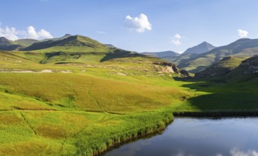 Langtoon Dam, reservoir, grassland with sandstone cliffs and cliffs, landscape in Golden Gate