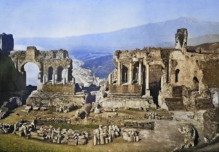 Historisches Foto (ca 1880) des Teatro Greco, griechisches Theater, Taormina, Sizilien, Italien /