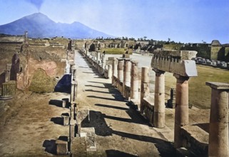 Historisches Foto (ca 1880) von Pompeii, Das Forum mit dem Vesuvius in der Ferne, Italien /