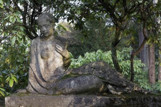 Grave sculpture of a woman with bare upper body by sculptor Rudolf Zieseniss, Grrabstätte Schade
