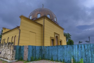 Destroyed synagogue under reconstruction, Jewish cemetery, since 1866, Czernowicz, Ukraine