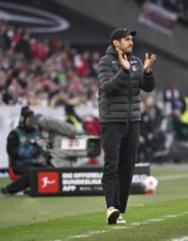 Coach coach Julian Schuster SC Freiburg SCF on the sidelines gesture gesture clapping hands