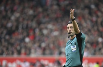 Referee Florian Badstübner gesture gesture soccer Bundesliga, MHPArena, MHP Arena Stuttgart,