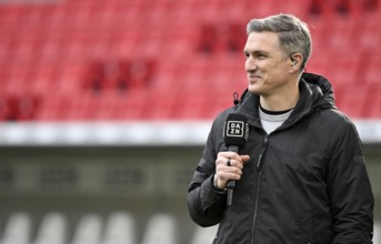 TV expert DAZN Tobias Schweinsteiger, interviewed microphone Mikro Logo soccer Bundesliga,