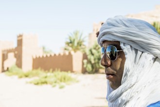 Traditionally dressed Berber, Merzouga, Meknès-Tafilalet region, Erg Chebbi, northern Sahara,
