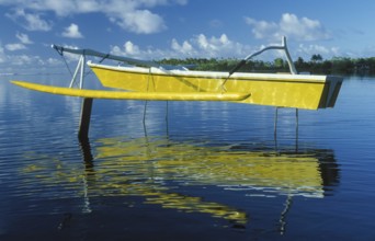Outrigger boat, fishermen with nets, Tahiti, Franz. Poynesia