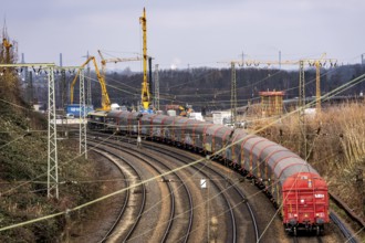 Freight train on the railway line at the Duisburg-Kaiserberg motorway junction, constricted lanes,