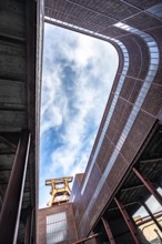 Zollverein Colliery, Doppelbock conveyor scaffolding from shaft 12, Wipperhalle and wagon