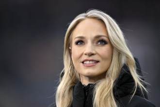 SKY presenter reporter Katharina Kleinfeldt, portrait smiling, soccer, Bundesliga, PreZero Arena,