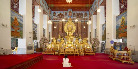 Thai woman praying, Wat Chana Songkhram, Phra Nakhon, Bangkok, Thailand