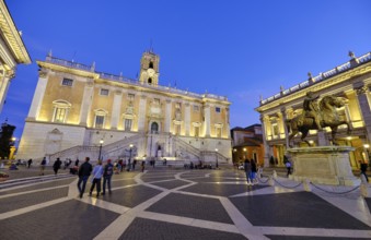 Equestrian statue of Marcus Aurelius, illuminated senatorial palace (Palazzo Senatorio) at blue