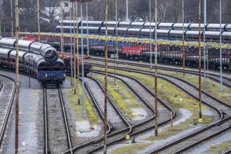 Wagons with pipes, including for gas pipelines, at Mülheim-Styrum marshalling yard, on the railway
