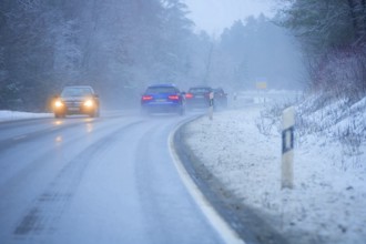 Car traffic during snow flurries on B2, Heroldsberg, Middle Franconia, Bavaria, Germany