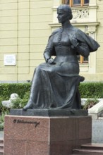 Statue of Ukrainian National Poet Olga Kobyljanska, in the back the Olha-Kobylianska Theatre,