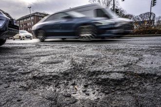 Large potholes at the confluence of Kruppstraße with Friedrichstraße, B224, heavy vehicle traffic,
