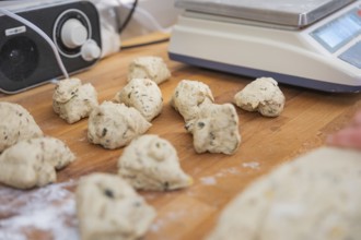 Pieces of dough are lying on a table near a scale, baking rolls, Haselstaller Hof, Gechingen,