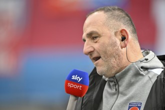 Coach coach Frank Schmidt 1. FC Heidenheim 1846 FCH portrait in interview microphone micro logo SKY