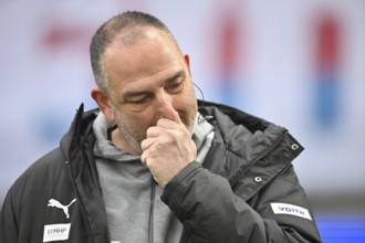 Coach Coach Frank Schmidt 1. FC Heidenheim 1846 FCH Portrait thoughtfully touches the nose, soccer