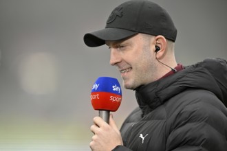 Coach coach Ole Werner RasenBallsport RB Leipzig RBL interviewed microphone micro logo SKY portrait