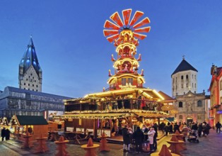 Christmas market with mulled wine pyramid on the market with St. Ulrich Cathedral and Gaukirche in