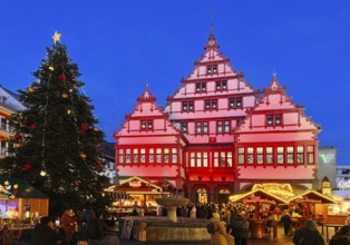 Weser Renaissance style town hall with Christmas market on Town Hall Square, Rathausplatz,