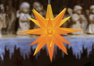 Glowing Christmas star in front of angel figures at the Christmas market, detail, Paderborn,