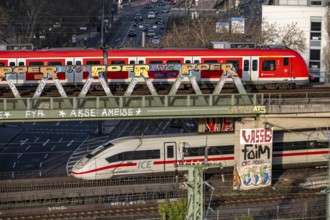 Trains on the line, platform tracks in front of Cologne-Messe/Deutz station, ICE long-distance
