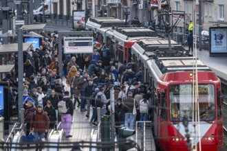 Tram stop Bahnhof Deutz/Lanxess Arena in Cologne-Deutz, rush hour in the afternoon, full platforms,