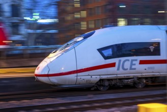 Train on the line, platform tracks in front of Cologne-Messe/Deutz station, ICE long-distance