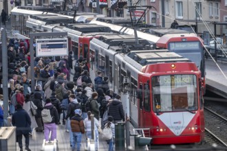 Tram stop Bahnhof Deutz/Lanxess Arena in Cologne-Deutz, rush hour in the afternoon, full platforms,
