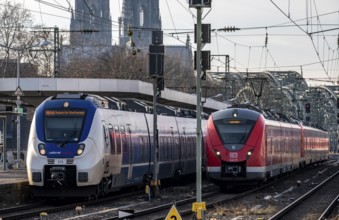 Train on the line, platform tracks in front of Cologne-Messe/Deutz station, S-Bahn, empty journey