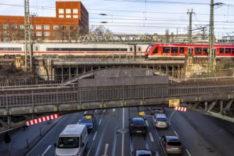 ICE and S-Bahn train on the line, railway bridge over Deutz-Mülheimer-Straße, more than 10 tracks