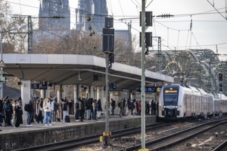 Passengers on the platform, regional train at Cologne-Messe/Deutz station, 2nd largest train