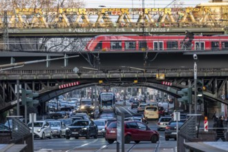 Regional train on the line, railway bridge over Deutz-Mülheimer-Straße, more than 10 tracks crosses