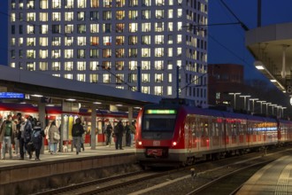 Passengers on the platform, regional train, S-Bahn, at Cologne-Messe/Deutz station, 2nd largest