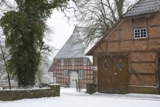 Farm in Dötingen in winter, Dötlingen, Lower Saxony, Germany