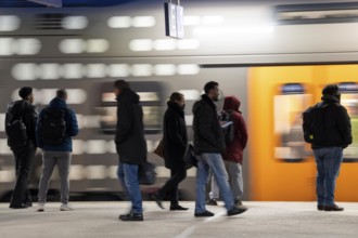 Passengers on the platform, RRX, Rhein-Ruhr-Express train arrives, Cologne-Messe/Deutz station, 2nd