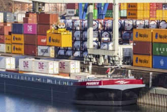 The port of Mannheim is one of the most important inland ports in Europe. The harbor basins stretch