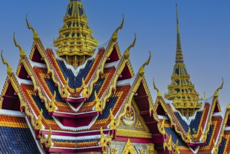 Wat Yannawa, Buddhist temple, overlapping roofs with curved chofas and Chedi temple tower, Bangkok,