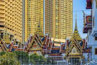 Wat Yannawa, Buddhist temple, overlapping roofs with curved chofas and Chedi temple tower,