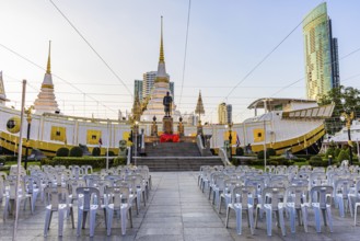 Wat Yannawa, Buddhist boat temple, overlapping roofs with curved chofas and Chedi temple tower,