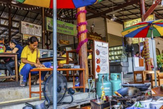 Thai cafe on the Damneon Saduak floating markets canal, near Bangkok, Ratchaburi district, Thailand