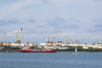 Gas tanker, Esso Oil Terminal, Southampton, Hampshire, UK