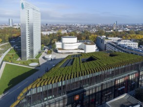 Gustaf-Gründgens-Platz with playhouse, three-disc house and Kö-Bogen-II greened with hornbeam