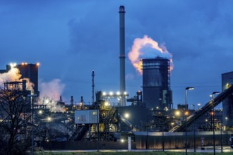 Hüttenwerke Krupp-Mannesmann, HKM in Duisburg, coking plant, fire tower with fire cloud,