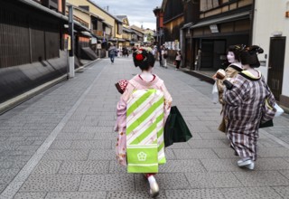 Geishas in traditional clothing on Hanami-Koji Street in Kyoto, Kyoto, Kansai, Japan