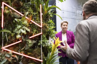 Franziska Giffey (Senator for Economics, Energy and Public Enterprises) in the flower hall at the