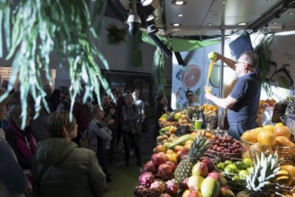 A seller presents his product at the Green Week at the exhibition center in Berlin on 16.01.2026.