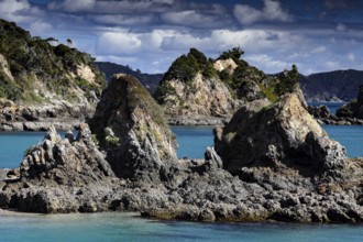 Turquoise water and impressive rock formations in Otehai Bay, Otehai Bay, Bay of Islands, New