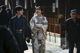 Couple wearing kimonos walking in the Nishi Chaya tea house district in Kanazawa, Kanazawa,